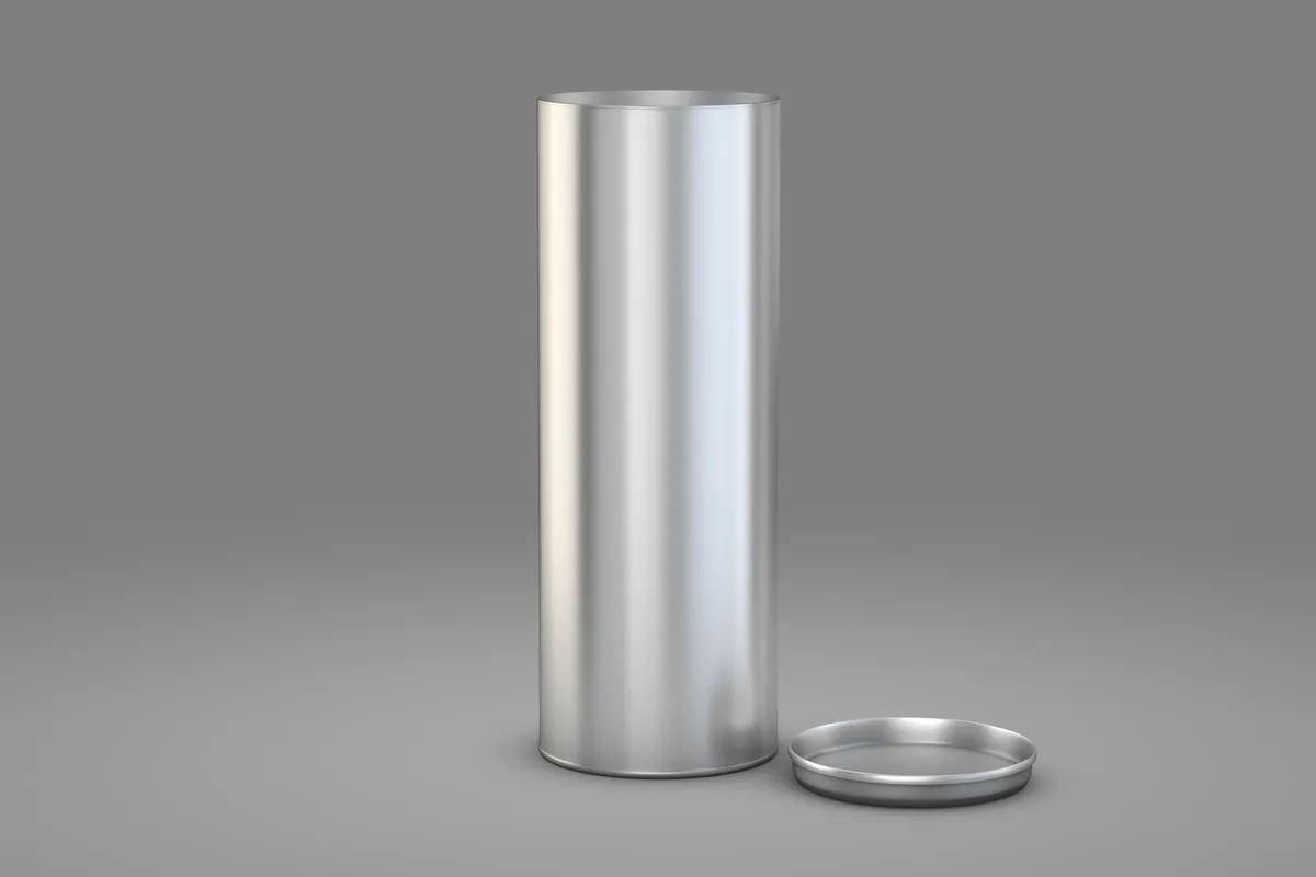 Rendu 3D photoréaliste d'une boîte cylindrique métallique avec son couvercle posé à côté, sur fond gris neutre, exemple de packshot produit
